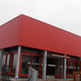 rotes Autohaus Treuener Spezialmontagen